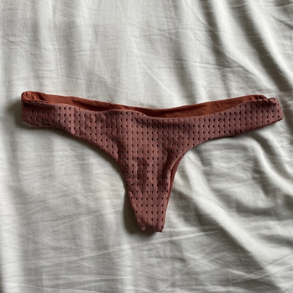 Acacia lipstick bottoms